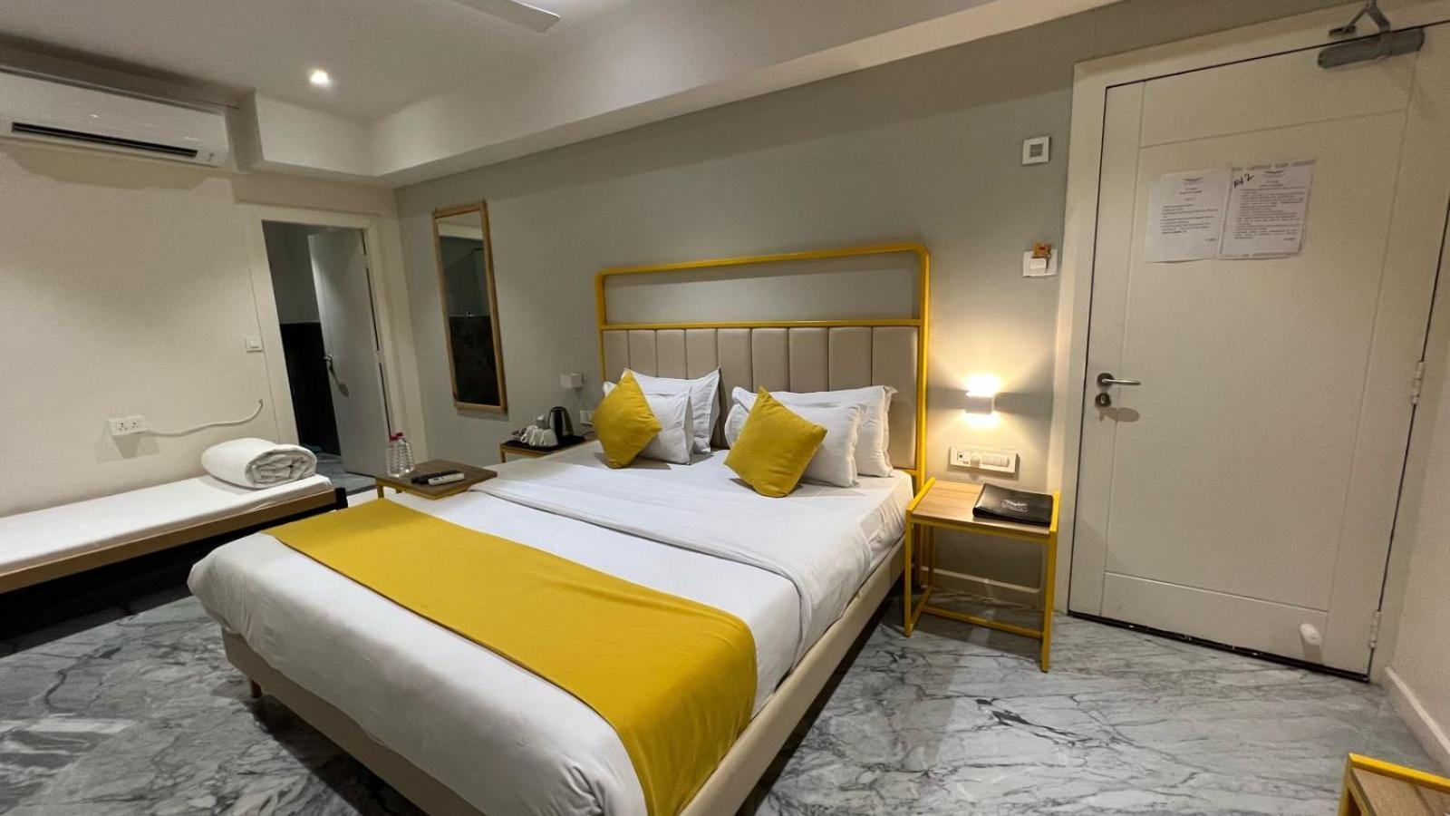Phoenix - Unmatched Comfort Udaipur Exterior foto